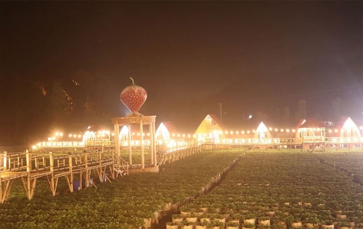 Suasana pegunungan Dusun Strawberry Walini