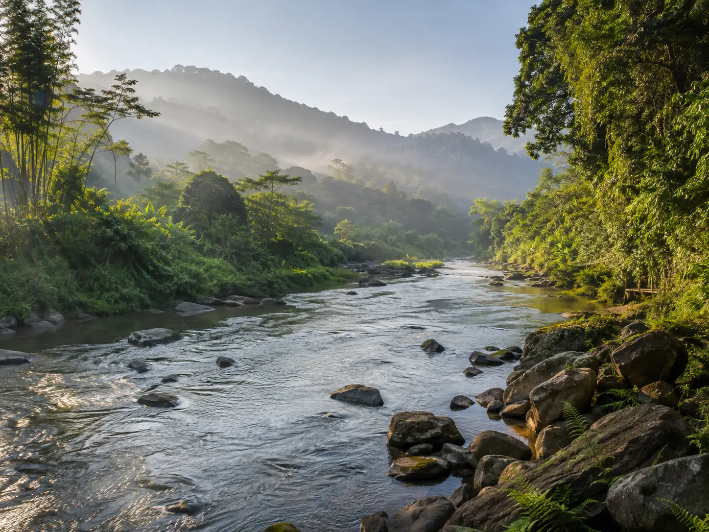 Lanskap sungai tropis dan perbukitan hijau sebagai suasana Citarik River
