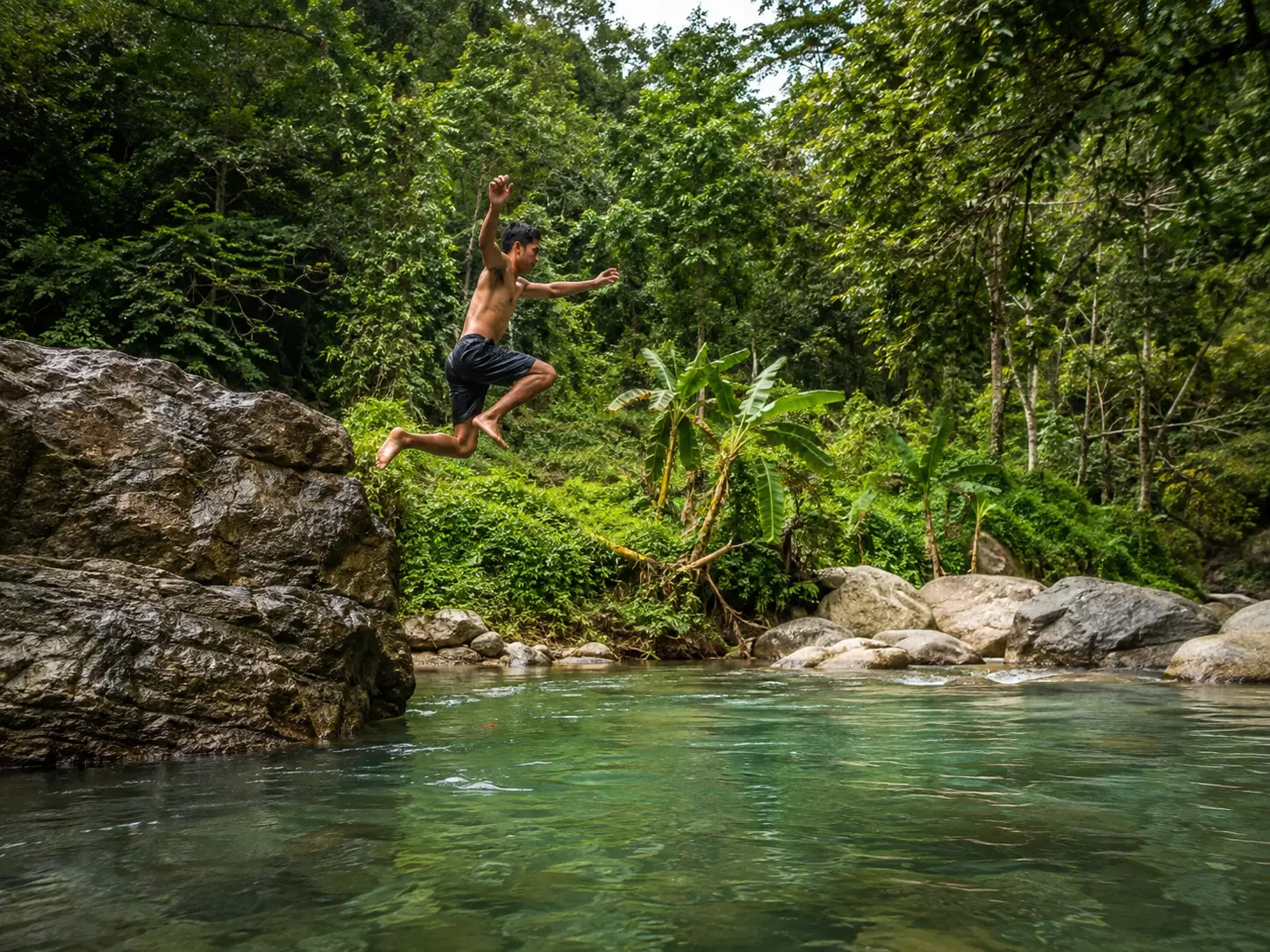 Aktivitas alam di kawasan sungai tropis