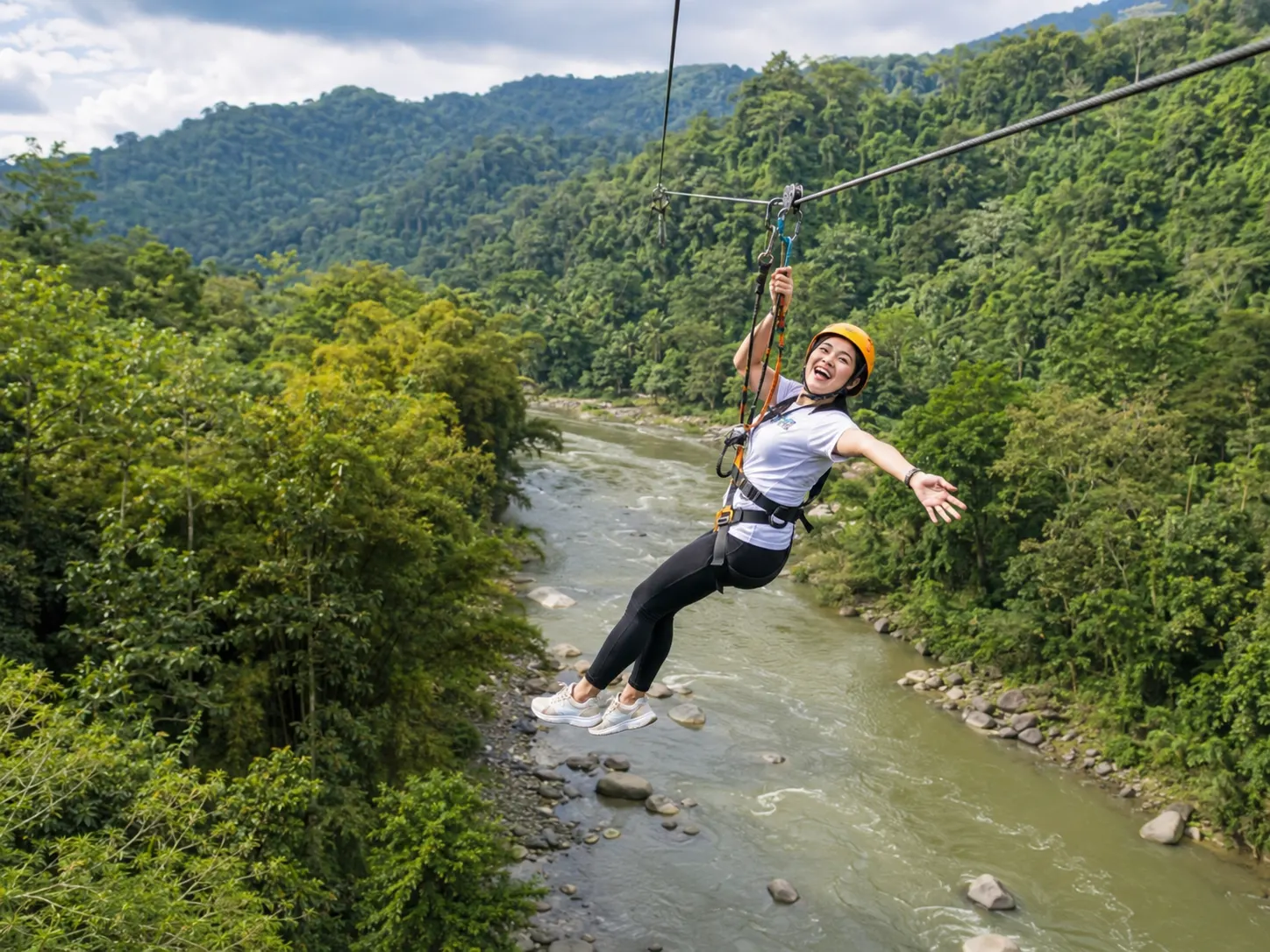 Flying fox melintasi lembah sungai hijau